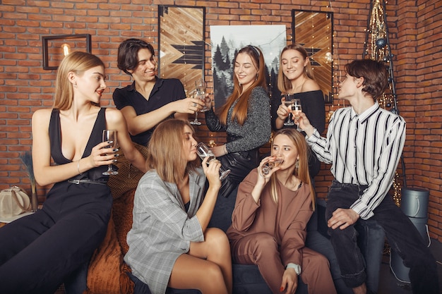 Mensen vieren een nieuw jaar met een champagne