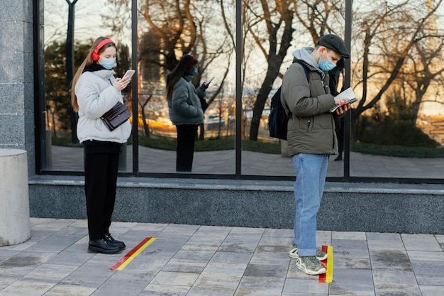 Gratis foto mensen wachten in de rij