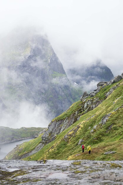 Mensen wandelen in de bergen van de Lofoten eilanden op een mistig weer