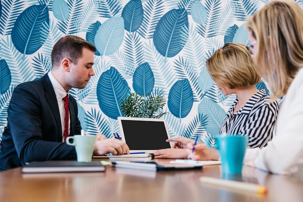 Mensen zitten en coworking op laptop