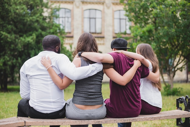 Gratis foto mensen zitten op bank knuffelen