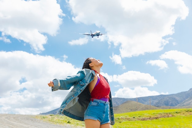 Mensenportret met vliegtuig dat in de lucht vliegt