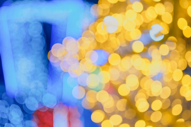 Gratis foto merry christmas webbanner wazige achtergrond van felgele en blauwe lichtslingers