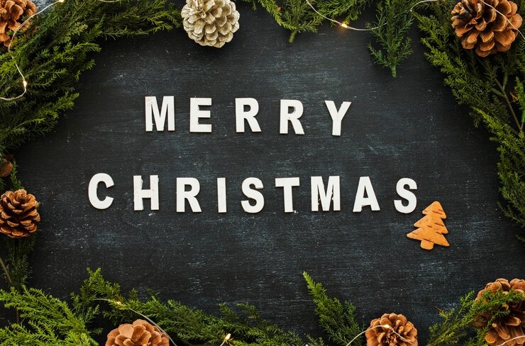 Gratis Foto merry xmas inscriptie met kegels op tafel