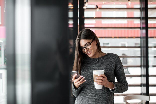 Met behulp van mobiele vrouw tablet cafe