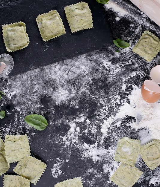 Met de hand gemaakte ravioli met basilicumbladeren