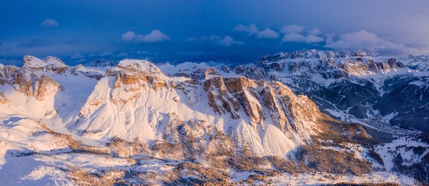 Met sneeuw bedekte toppen van de kliffen die overdag zijn veroverd