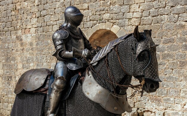 Metalen standbeeld van een soldaat die op het paard zit