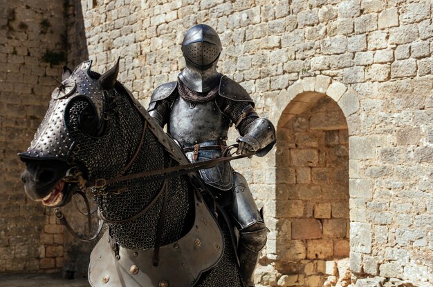 Metalen standbeeld van een soldaat die op het paard zit