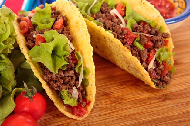 Mexicaanse Biefstuk Tacos op houten tafel