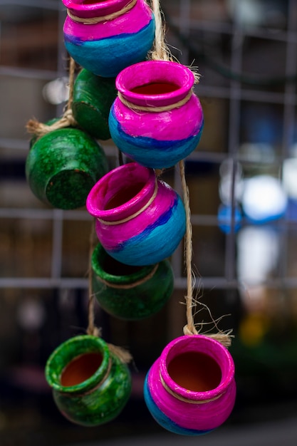 Gratis foto mexicaanse cultuur met beschilderde potten