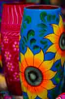 Gratis foto mexicaanse cultuur met geschilderde zonnebloemen op mok