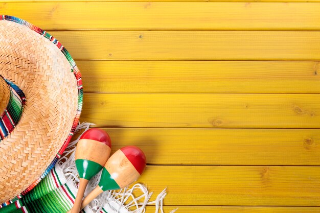 Mexicaanse elementen boven een gele vloer
