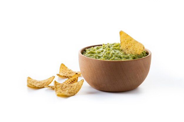 Mexicaanse guacamole met nacho chip geïsoleerd op witte achtergrond