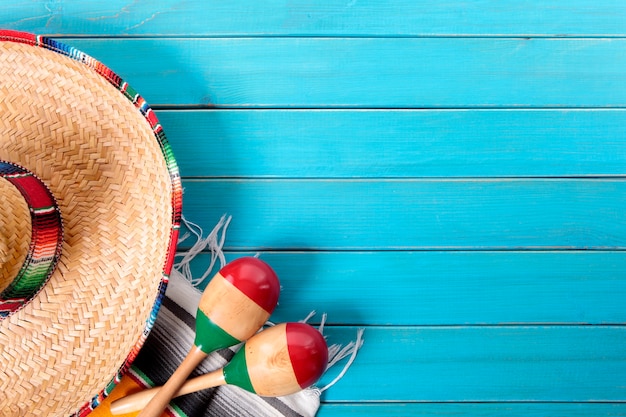 Gratis foto mexicaanse hoed en maraca