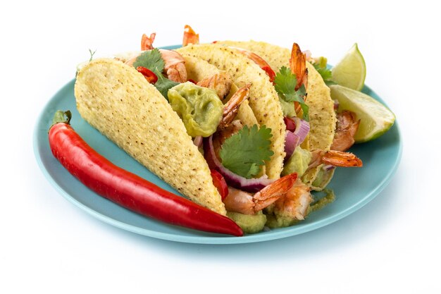 Mexicaanse taco's met garnaalguacamole en groenten die op witte achtergrond worden geïsoleerd