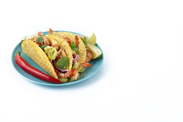 Mexicaanse taco's met garnaalguacamole en groenten die op witte achtergrond worden geïsoleerd