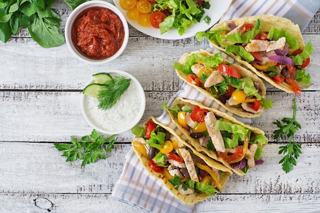 Mexicaanse taco's met kip, paprika, zwarte bonen en verse groenten