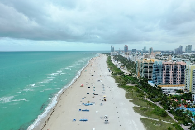 Miami Beach met gebouwen aan de rechterkant