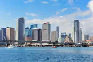 Gratis foto miami wolkenkrabbers met brug over zee in de dag.