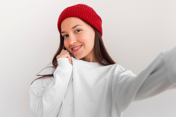 Gratis Foto mid geschoten vrouw met hoed selfie te nemen