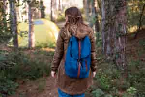 Gratis foto mid shot bruinharige meisje lopen naar tent