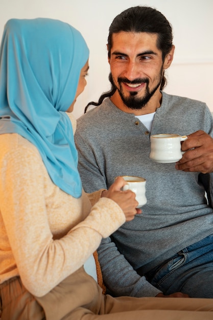 Gratis foto middel geschoten paar met koffiekoppen