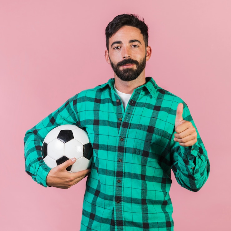 Gratis Foto middel geschotene kerel die een voetbalbal houdt