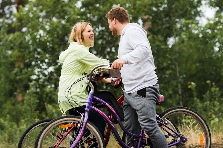Gratis Foto middel van gelukkig paar op fietsen wordt geschoten die