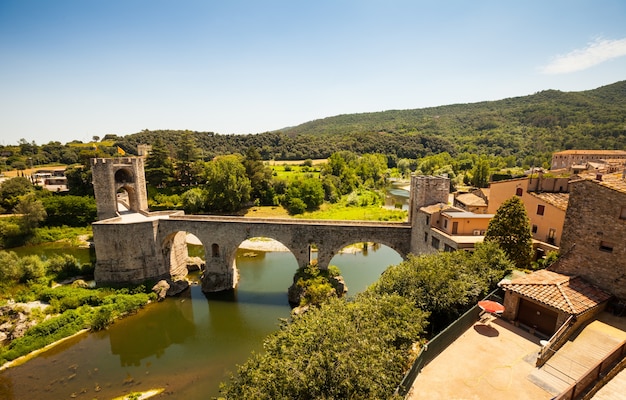 Gratis foto middeleeuwse brug met poort toren. besalu