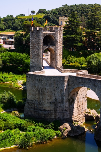 Middeleeuwse brug met poort toren