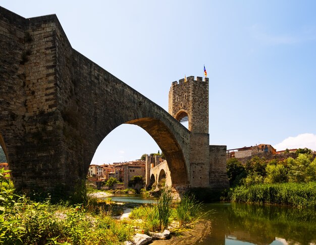 Middeleeuwse vestingwerken en de brug. Besalu