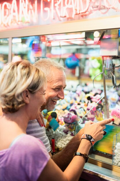 Middelgroot geschoten gelukkig paar bij kermis