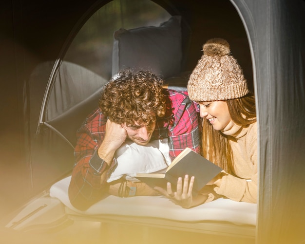 Gratis foto middelgroot geschoten gelukkig paar dat samen leest