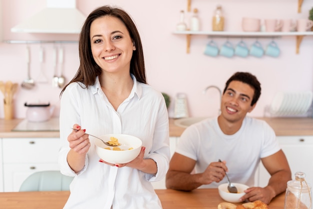 Gratis foto middelgroot geschoten gelukkig paar in de keuken