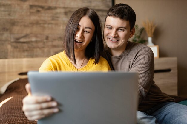 Middelgroot geschoten gelukkig paar met tablet