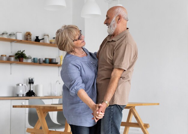 Middelgroot geschoten hoger paar dat samen danst