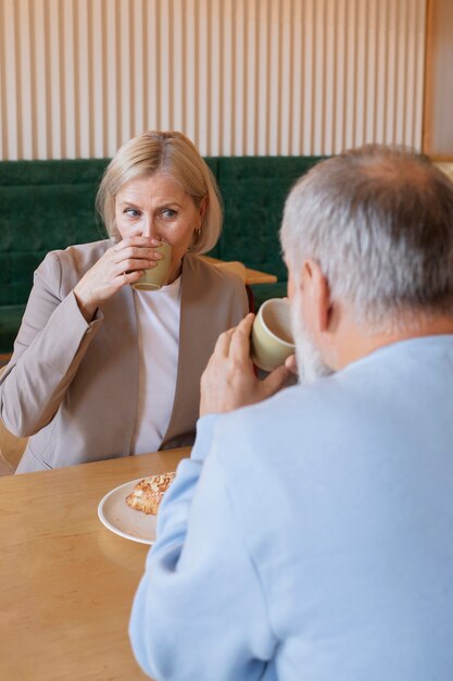 Gratis foto middelgroot geschoten hoger paar met drankjes