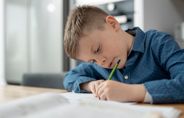 Middelgroot geschoten kind dat huiswerk maakt