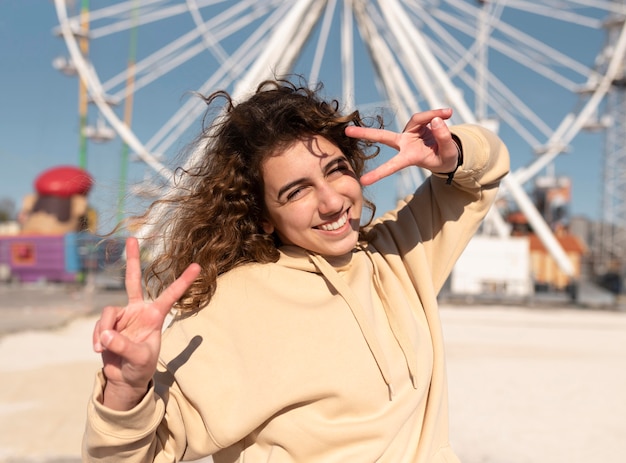 Gratis foto middelgroot geschoten meisje bij pretpark