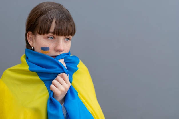 Middelgroot geschoten Oekraïens meisje dat vlag draagt
