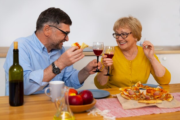 Gratis foto middelgroot geschoten oud stel in de keuken