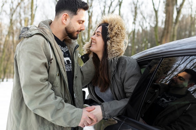 Middelgroot geschoten smileypaar met auto