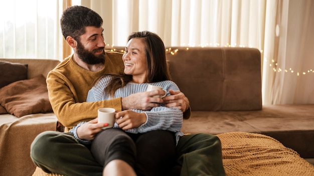 Middelgroot geschoten stel met koffiekopjes