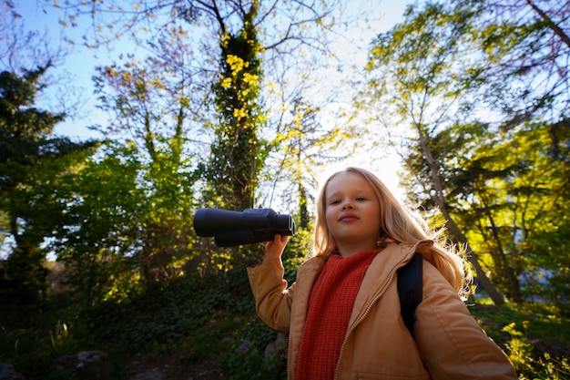 Gratis foto middelgroot meisje dat de natuur verkent