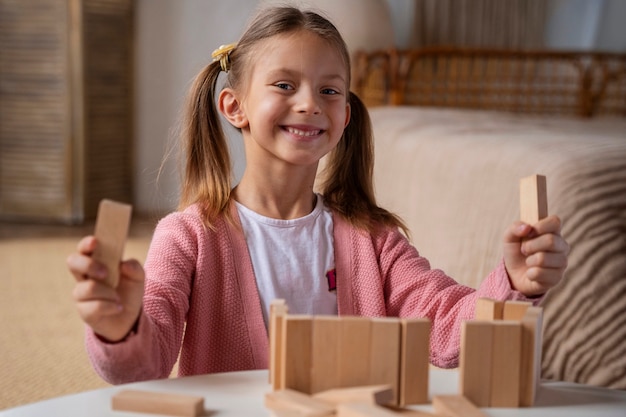 Gratis foto middelgroot meisje dat geheugenspel speelt