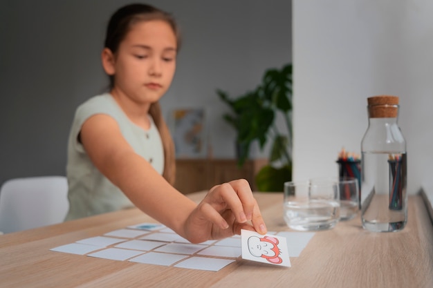 Middelgroot meisje dat geheugenspel speelt