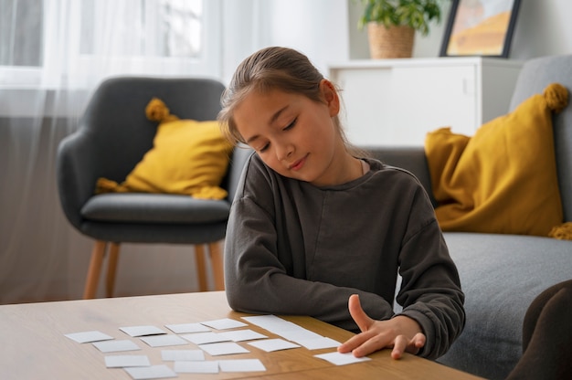 Middelgroot meisje dat geheugenspel speelt