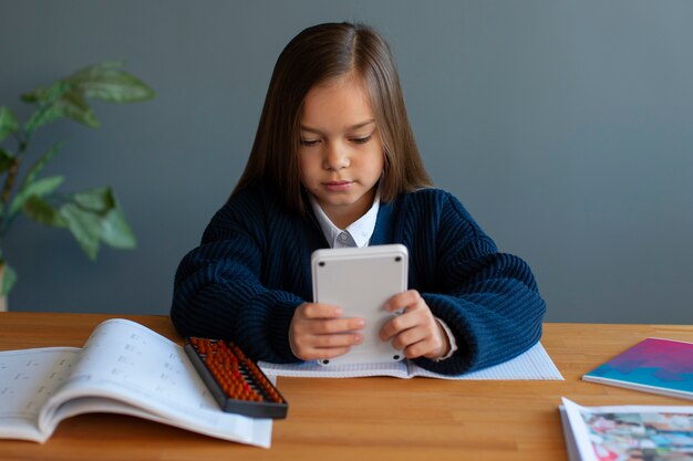 Middelgroot meisje dat wiskunde leert op school