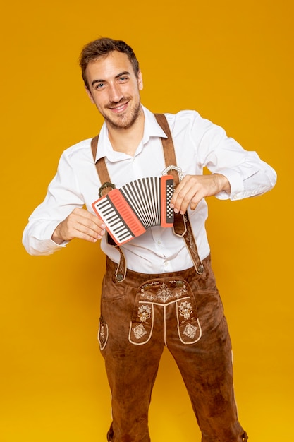 Middelgroot schot van de mens met bandoneon